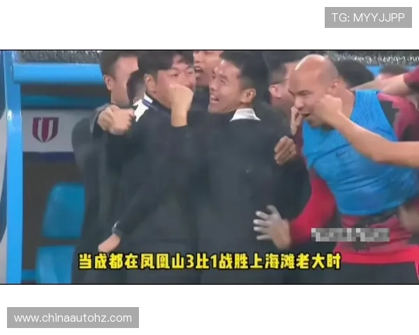 足球明星在采访中亲吻球迷瞬间引发热议与感动 足球明星在采访中亲吻球迷瞬间引发热议与感动